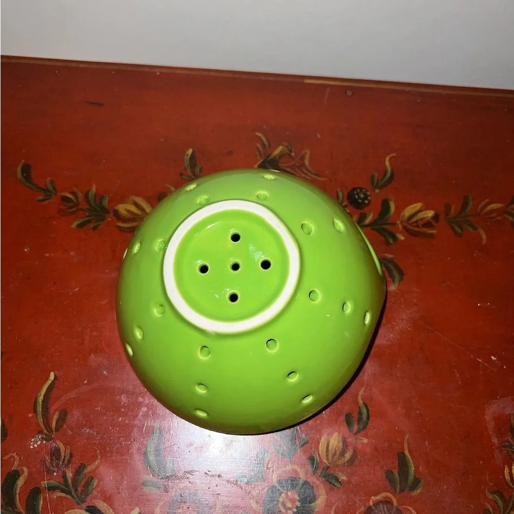 Small Green Berry Strainer. - Picture 3 of 3